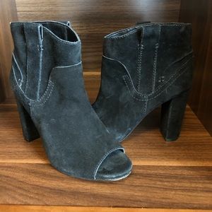 Vince Camuto sexy booty. Size 7. Black.